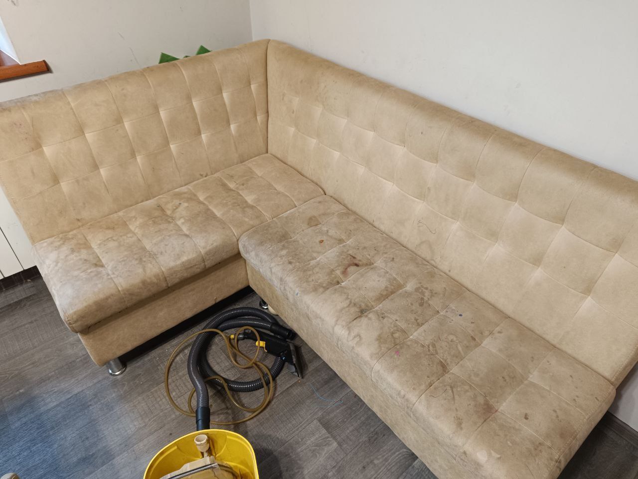Химчистка светлого углового дивана в Днепре до очистки