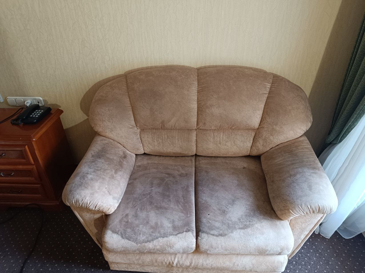 Грязное тканевое кресло до глубокой химчистки на дому