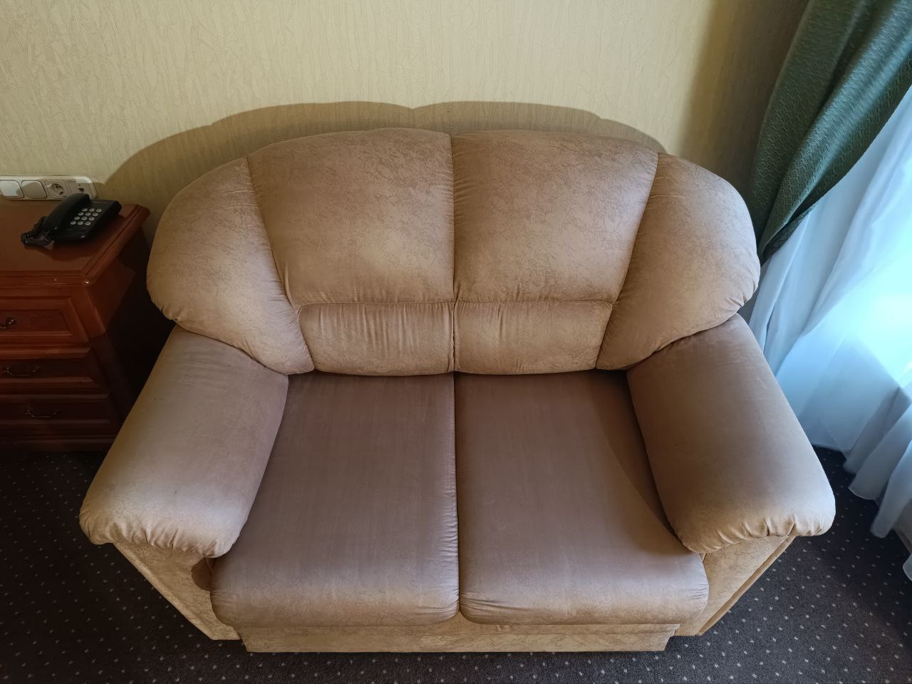 Восстановленный цвет и чистота кресла после профессиональной мойки